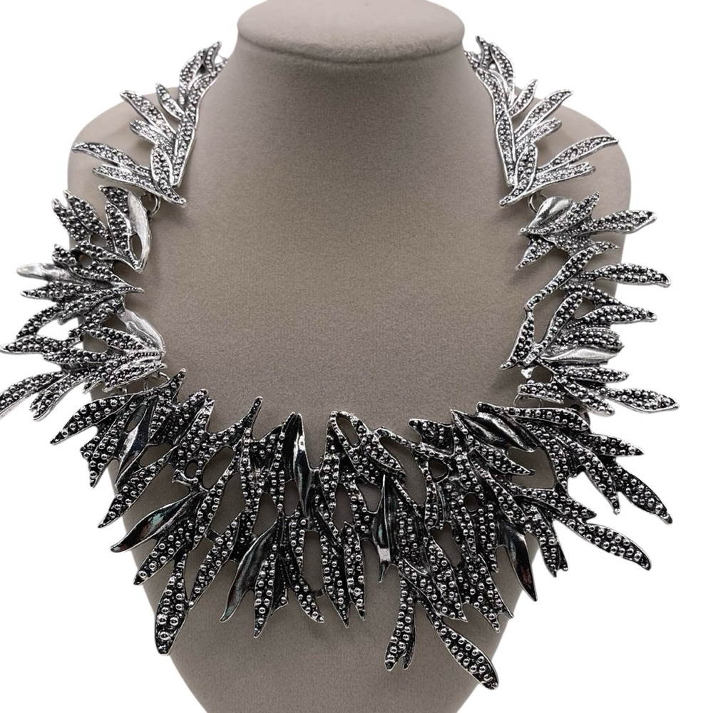 ❤️ Retro Inspired Silver Hammered Botanical Choker